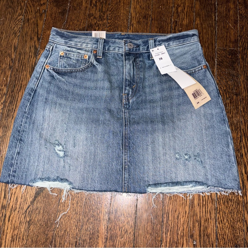 Levi’s Icon Denim Skirt NWT size 28 (6)